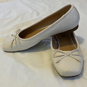 10W ivory quilted flats